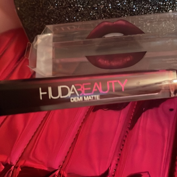 Huda Beauty Demi Matte Cream Lipstick💋Bawse Shade.NIP.🔺FIRM🔺 - Picture 6 of 9